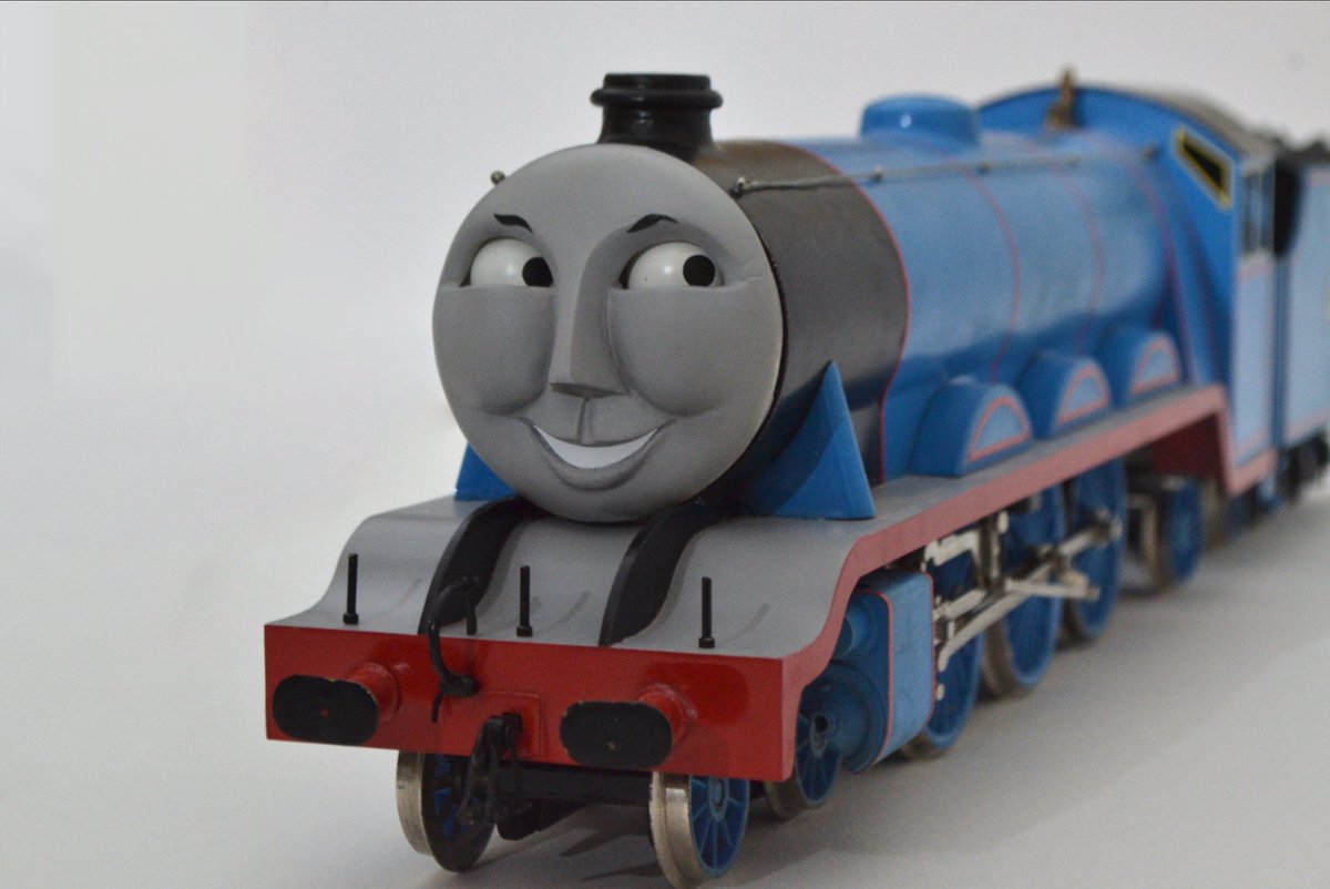 Tonight I'm presenting a new smile for Gordon. @TomsProps graciously provided help with this one, and i appreciate his efforts helping me to get it right! I'm delighted with the final product, and moving forward i hope to sculpt this face into a variety of other expressions.