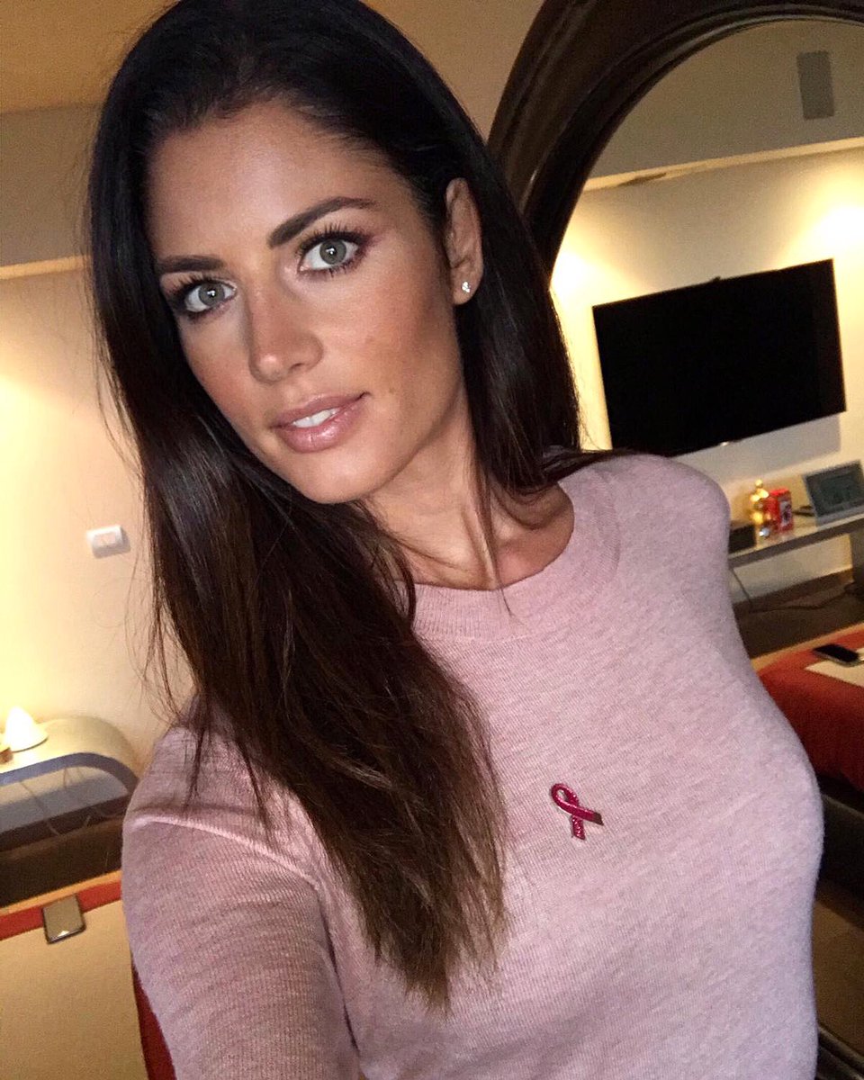 Indosso con orgoglio il nastro rosa di #Airc. La parte grigia vuole ricordare l’ultimo tratto di strada che la ricerca deve ancora fare per riuscire a curare tutte le donne colpite da un tumore al seno. Sosteniamo la ricerca su nastrorosa.it 💝 #NastroRosaAIRC