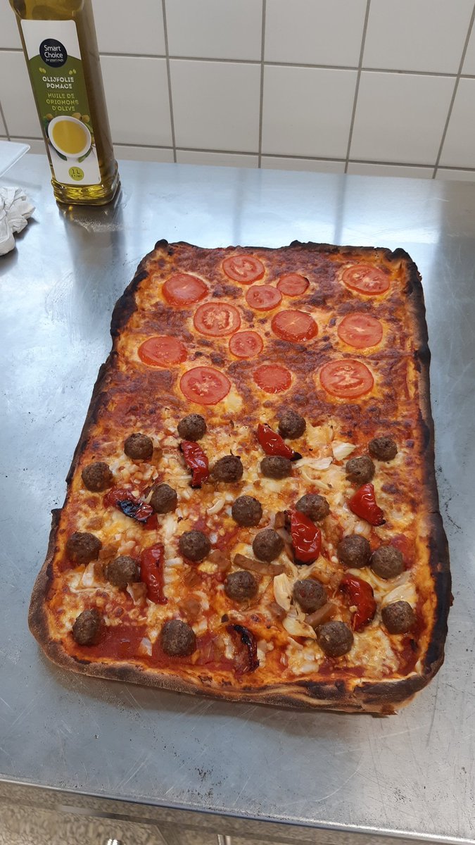 Heleendje's tweet photo. Anyone for a slice of improvised pizza? ๐คฉ๐คช๐คค #KitchenTraining #pizza #taglio https://t.co/5AbEwUHhul