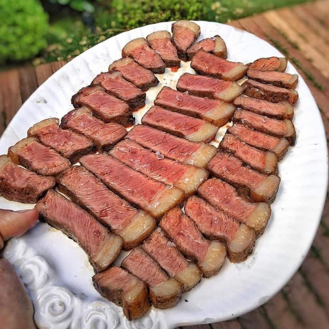 Alanzaleskii's tweet photo. Todos concordam que carne mal passada é melhor https://t.co/9PQ1S4FgCk