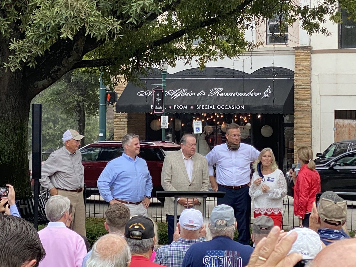CollinsforGA's tweet photo. Welcome to LaGrange, @GovMikeHuckabee!
Thank you for hitting the trail with @DrewFergusonGA, Gary Black, and me on the #TrumpDefenderTour today! https://t.co/DfhG6Jo9P9