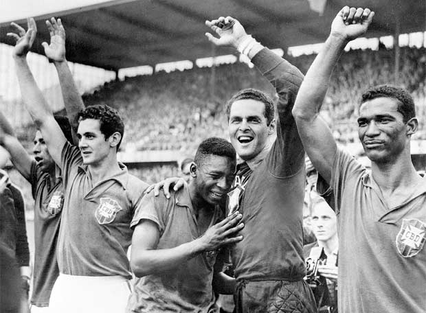 RetroFootball20's tweet photo. Pelé cries on the shoulder of Gilmar after winning Brazil's first World Cup
Brazil 5 - Sweden 2 World Cup 1958
#Pele80 #WC1958 https://t.co/S1kbvm8Xz0