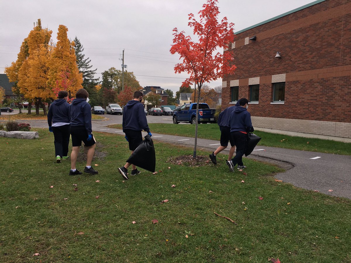 Cleaning up the Capital with @Mme_Leahey’s #civics class <a href="/ImmaculataOCSB/">Immaculata High School</a>.  #whyMac