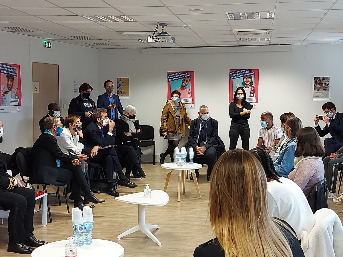 #EmploiFrancs : table ronde avec la ministre du <a href="/Travail_Gouv/">Ministère du Travail</a> , des employeurs et leurs salariés. Des recrutements réussis grâce au dispositif. #TousMobilisés #AvecPôleEmploi