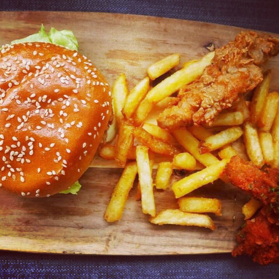 TasteLifeMag's tweet photo. 🍗🍔 We challenge the chicken in this round of Battle of the Buns at Hitchin's queue-busting chicken challengers Chicken George! when chicken is this crispy, fresh, juicy and coated with savoury loveliness, well that's all she wrote! #hitchin #foodporn #chicken #burger #weekend https://t.co/3H6A5SAOHY