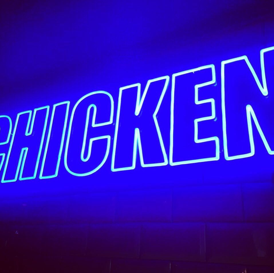 TasteLifeMag's tweet photo. 🍗🍔 We challenge the chicken in this round of Battle of the Buns at Hitchin's queue-busting chicken challengers Chicken George! when chicken is this crispy, fresh, juicy and coated with savoury loveliness, well that's all she wrote! #hitchin #foodporn #chicken #burger #weekend https://t.co/3H6A5SAOHY