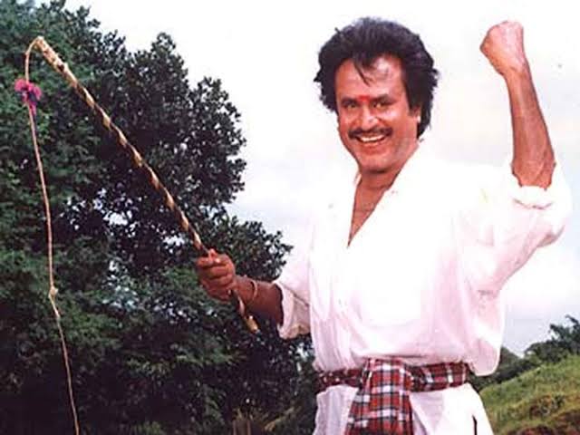 muthurthy's tweet photo. தஞ்சை சாந்தி/கமலா தியேட்டரில் தலைவரும்/ கவுண்டமணியும் மன்னனில் படம் பார்க்கப் போவது போல், நானும் என் நண்பனும் கவுண்டரில் கையை விடும் போது ஹவுஸ்ஃபுல் போட்டு..!! 😊 பிறகு கமலாவில் குருதிப்புனல் பார்த்தோம். 😊 மற்றொரு நாள் சீக்கிரமாக சென்று பார்த்தோம்.!
#25yearsofblockbusterMuthu https://t.co/t7VgdahBoP