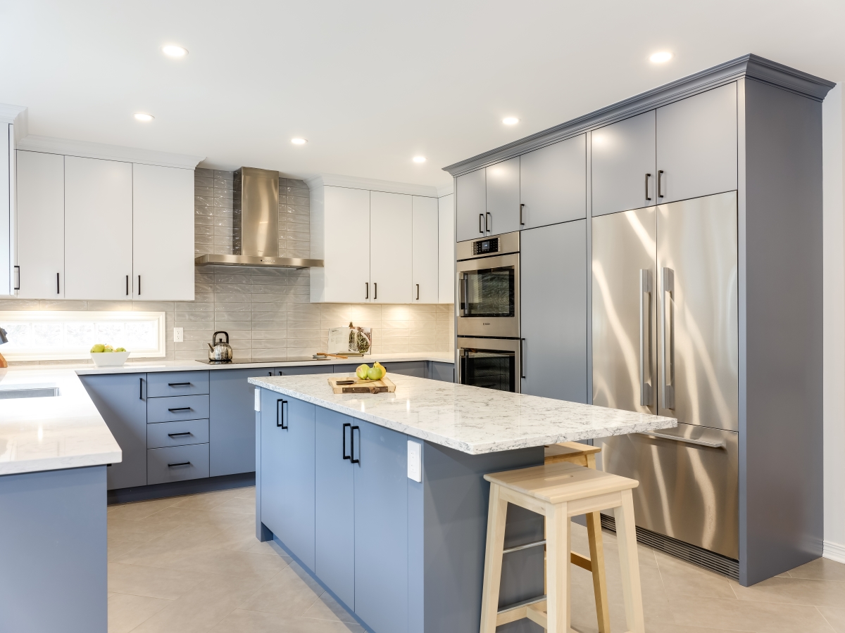 OakDesignBuild's tweet photo. Two-tone cabinets can provide more visual interest and create an elegant yet relaxing look. OakWood partners with @cabicocabinetry to help you find the perfect custom #cabinetry for any space, giving you nearly unlimited design options. 

#HelloCabico #kitchendesign https://t.co/qJgCSEsAWH