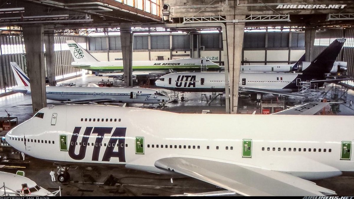 airplusnews's tweet photo. 🇫🇷 Nostalgie ! C’est une caverne d’Ali Baba cet hangar.

#VintagePlane #UTA #AirAfrique https://t.co/bONyHTuaBz