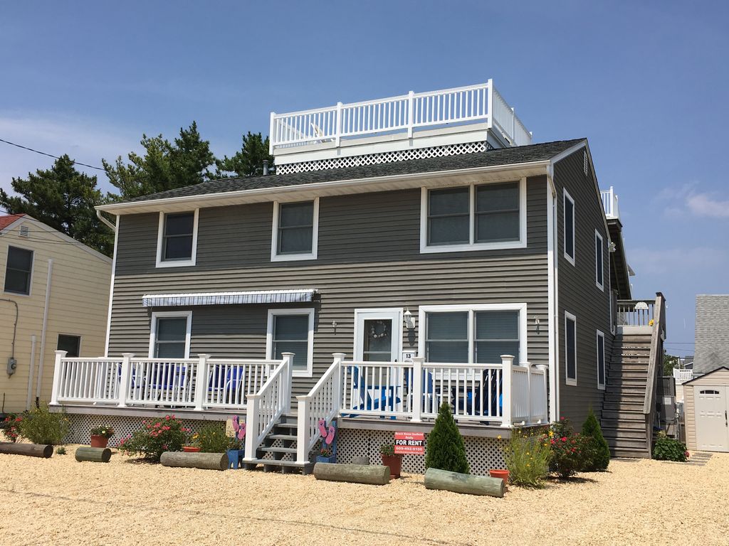 FCEFoundation's tweet photo. Roaring 20s Auction Item Alert!  Vacation home getaway!! Enjoy 1 week at the Jersey Shore on family-friendly 18-mile long Long Beach Island. 3-bd, 1 bath, with great water views from the rooftop deck.  Value: $2000. Register for the online auction to bid! https://t.co/ldZ45tBGA4 https://t.co/WvYHU1I0ib