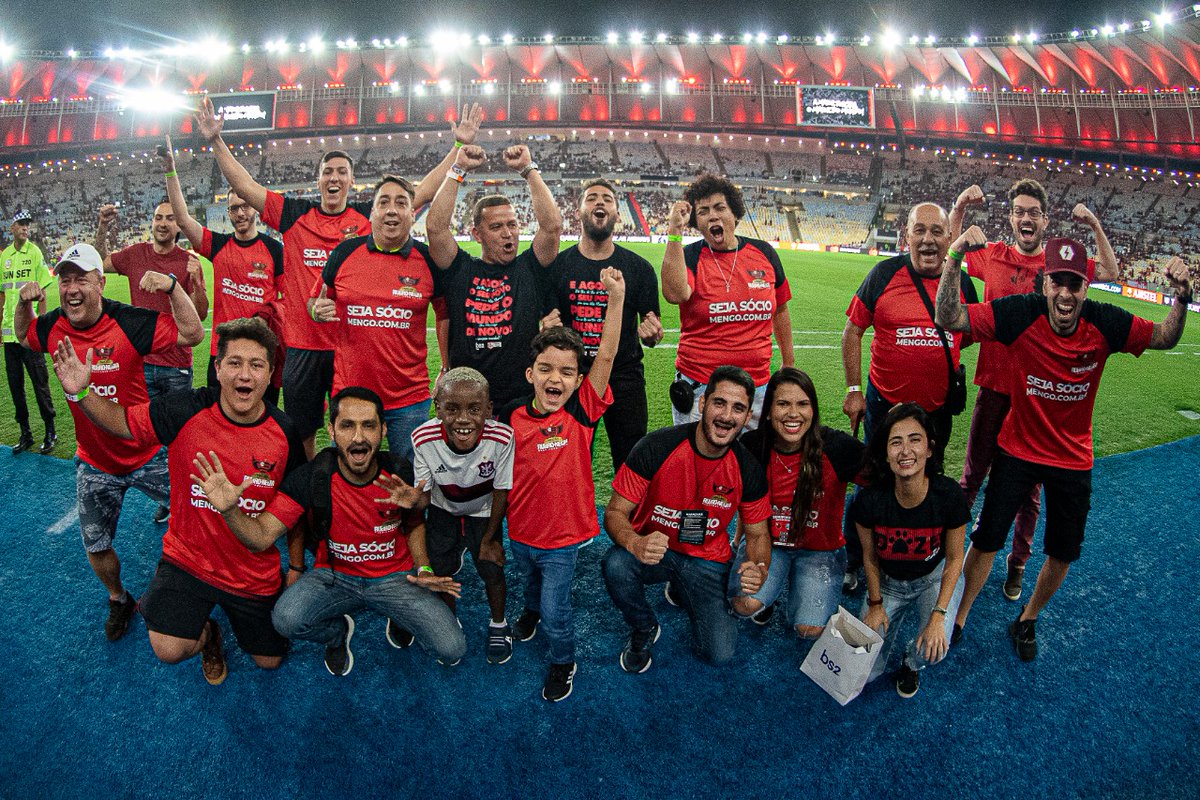 NacaoCRF's tweet photo. Uma noite inesquecível. Vaga na final e o sonho da #GlóriaEterna mais próximo. 

No dia 23/10/2019, o Mais Querido goleou o Grêmio por 5 a 0 na semifinal da Libertadores. No Maraca, aquela festa que a gente já está acostumado, mas que sempre emociona. #SonhoDaNação! 🔴⚫ https://t.co/GTHkk5kELt