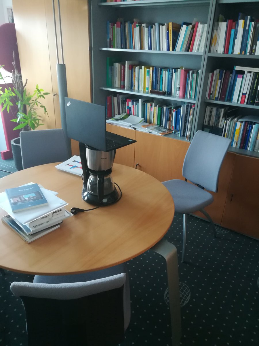 Jetzt kann ich auch mein heutiges Video-Backend präsentieren: #DigitaleBildung #SuperProfessionell
#Kafeemaschinenstativ