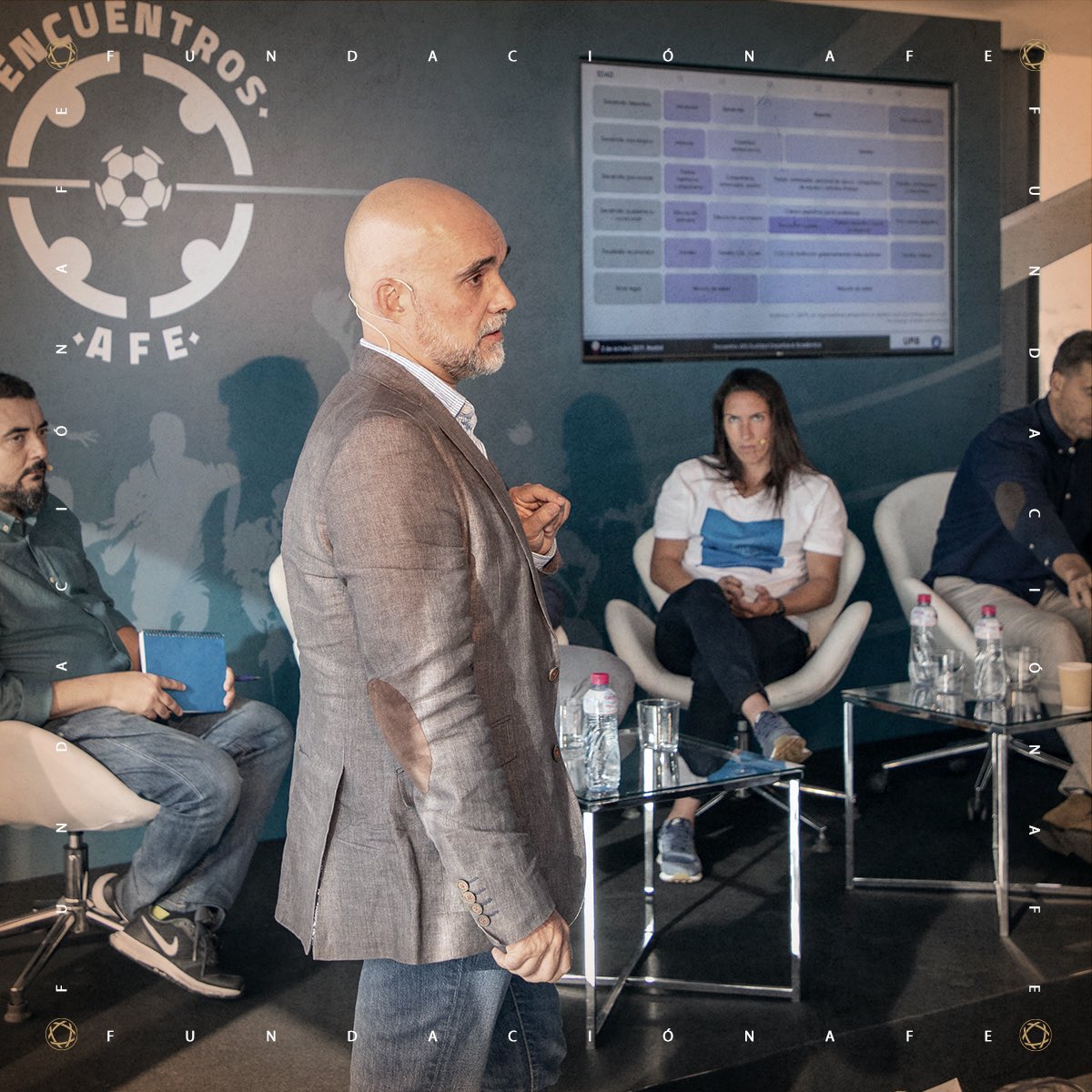 AFE_Fundacion's tweet photo. 🤝 En @afefutbol velamos por los/as futbolistas, también cuando toca colgar las botas. De ahí nace #AFEmplea, cuyo fin es ofrecer una salida profesional tras la retirada.
🔙 ¡Hace un año, dentro de este proyecto, tuvo lugar el encuentro 'Dualidad deportiva y académica'! https://t.co/lTjlDo6oK9