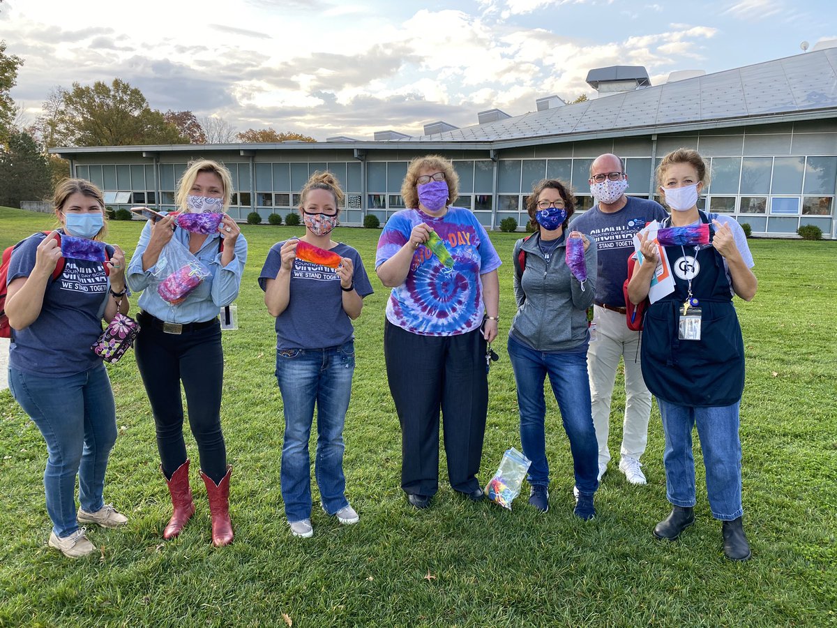 TonyJaccaci's tweet image. 6.02 x 10^23?

It’s #MoleDay2020 on @CountryDay campus today!

We celebrate Avagadro’s number (basic measuring unit in Chemistry) by bringing Upper School &amp;amp; Pre-primary Ss together to “talk” science! #ccdslearning #wearecountryday #chemistry #avagadrosnumber #science 🧬🔬🧫🧪