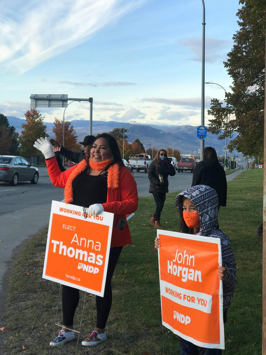 anna_v_thomas's tweet photo. We had a great turnout yesterday at our sign waving. Thank you to my @KST_NDP family for coming out on this chilly evening. #bcndp #WeWorkForEveryone #bcelxn2020 #bcndpforward #SignWaving https://t.co/uOOE1ZXoLA