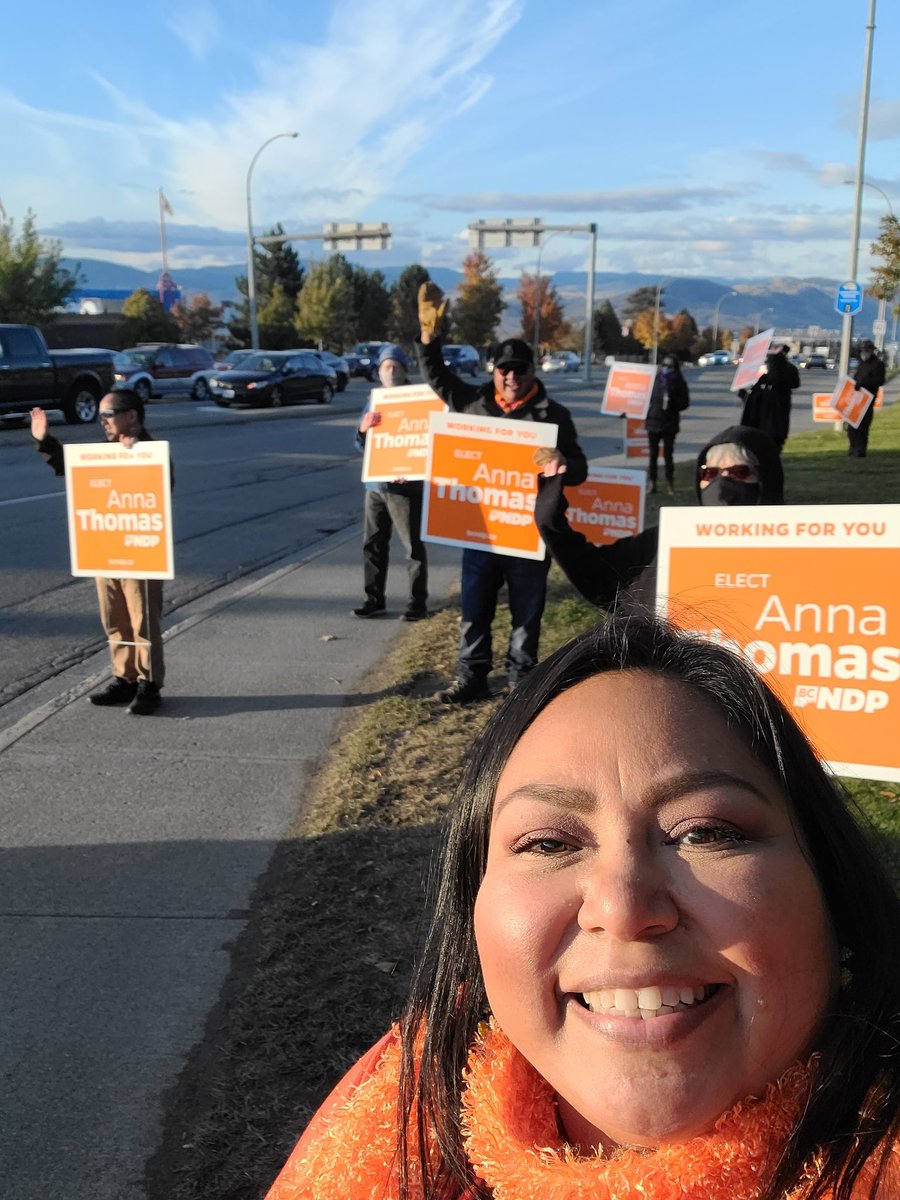 anna_v_thomas's tweet photo. We had a great turnout yesterday at our sign waving. Thank you to my @KST_NDP family for coming out on this chilly evening. #bcndp #WeWorkForEveryone #bcelxn2020 #bcndpforward #SignWaving https://t.co/uOOE1ZXoLA