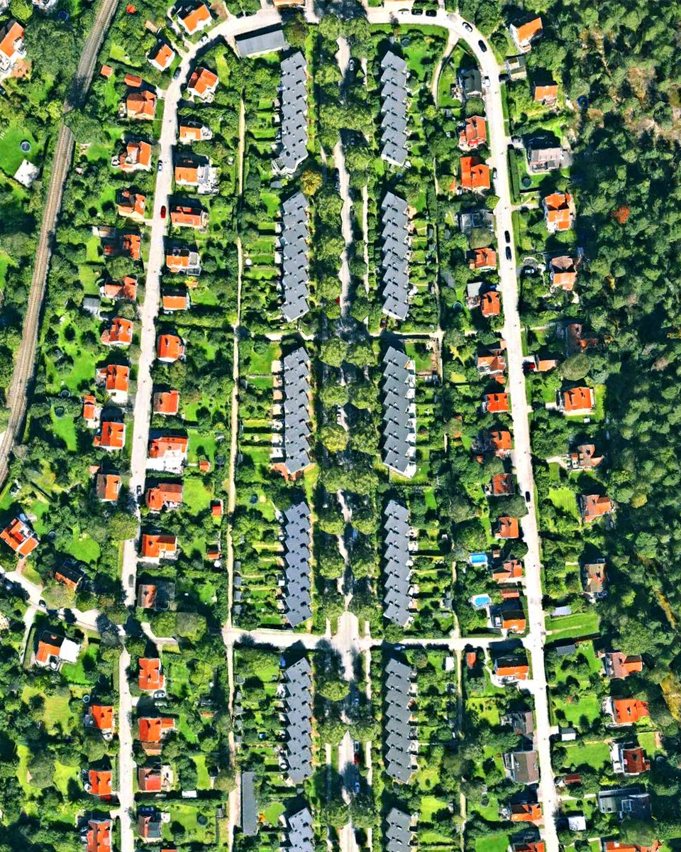 Location | Ålsten, Stockholm, Sweden

Ålsten is a suburban area west of Stockholm consisting primarily of villas and terraced housing within a lush green community. Stockholm municipality bought this piece of land in 1905 for 0.02 dollar per sq.m.
#alsten #stockholm #urbanplan