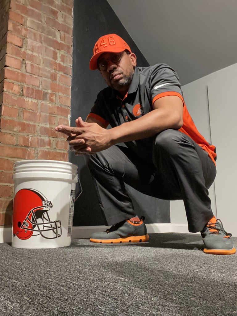 BrownSpiderCLE's tweet photo. Peep these crispy #ColeHaan #ZeroGrand Sneaker Oxfords that my brother bought me!!! #GrandDadSwag #50ShadesOfOrange #BROWNS!!!! #AlwaysRepresenting https://t.co/hNN8u52GLS