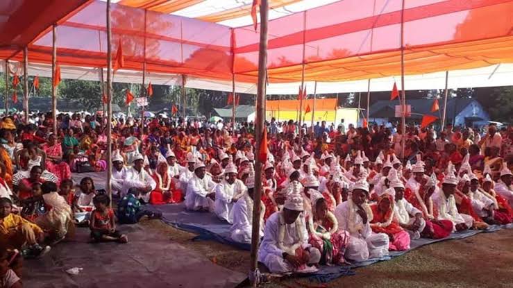 THE DEVIOUS WAYS & MEANS OF  @RSSorg IN BENGAL:SUBVERSION OF ADIVASI RIGHTS & CUSTOMSIn early February this, tension erupted in Maldah, West Bengal between members of Jharkhand Disom Party & those of VHP & local RSS. A mass wedding ceremony for the Adivasis was the reason.+