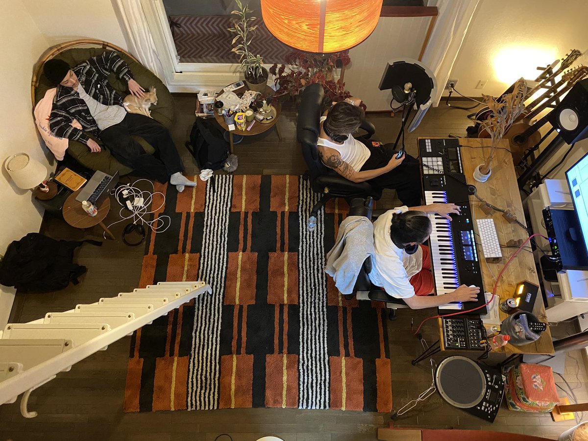 Took me 2 weeks to settle down but my new studio is finally getting busy 🙏 おかげさまで引越しがやっと落ち着いて新居でもフル稼働で制作できるようになってきました。セッションはやっぱセラピー。