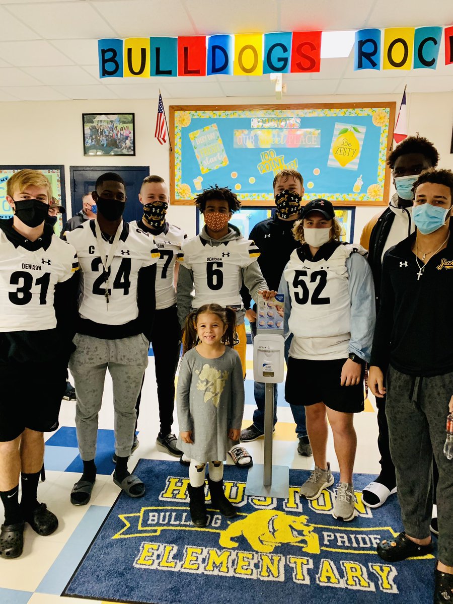 KyleUber1's tweet photo. What a great way to start the day! I love this tradition. #igtbayj #houstonlearning @CoachChadRogers @coach_means @CoachJoshKnox https://t.co/ojHwd2gsCi