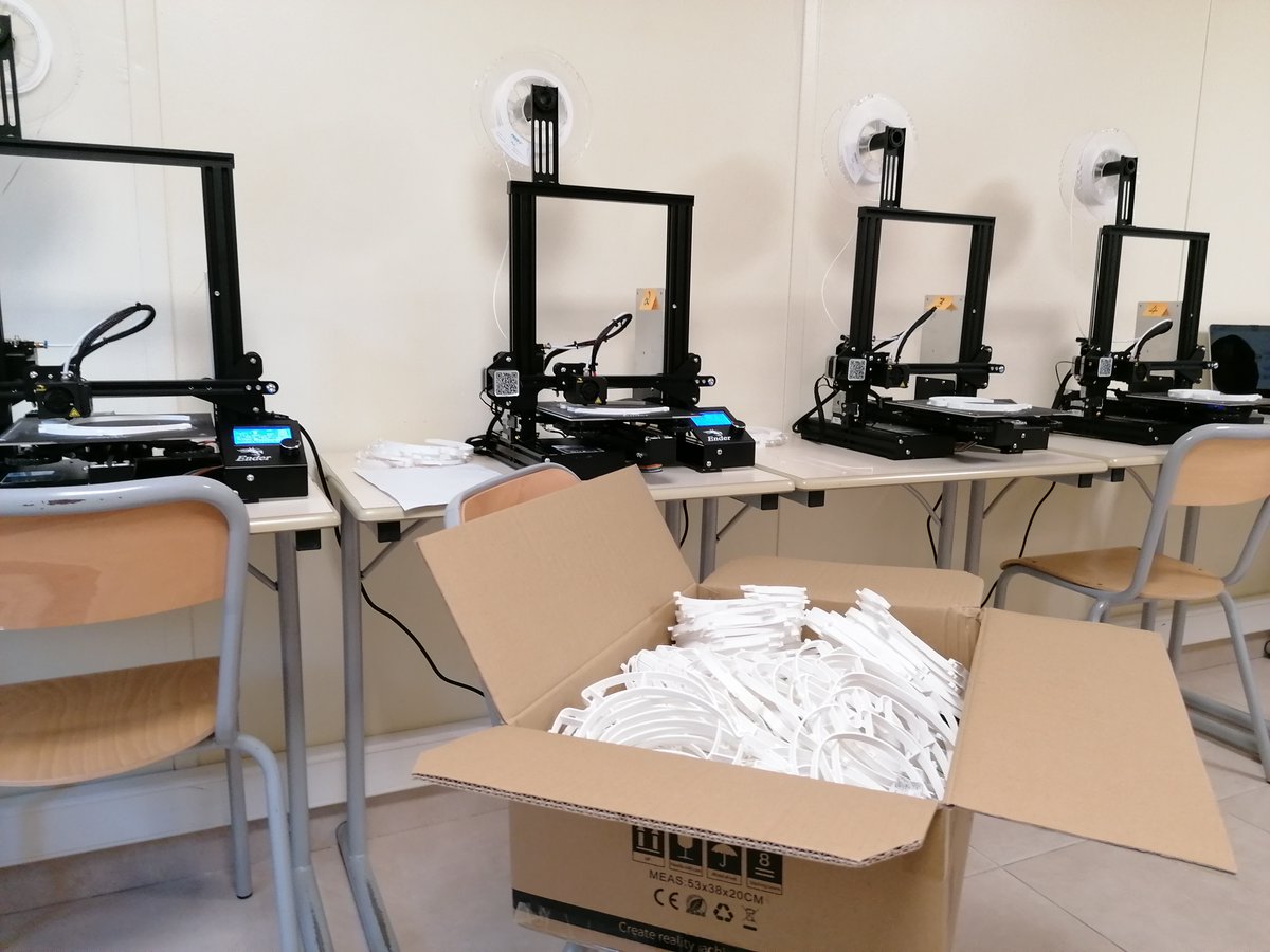 SemeCity's tweet photo. ✨✨Les ateliers #MAKERS229 de #SèmèCity, ça vient seulement de commencer.
Depuis l’arrivée des imprimantes 3D dans le département #maker, tout les concernés s’attellent à la réalisation du projet #TASKFORCEInnov de visières sanitaires. En très bonne voie ! https://t.co/RiYO5V82dN