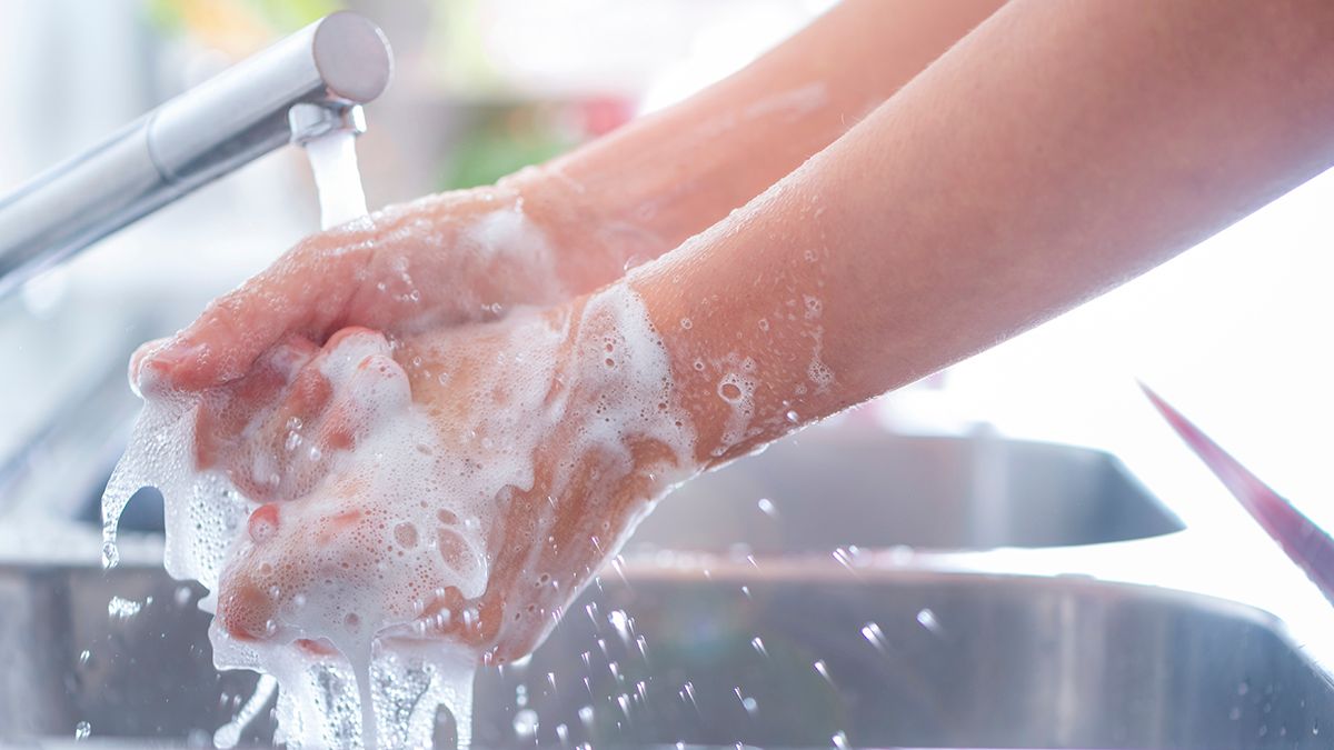 InghamHealth's tweet image. Did you know that simply washing your hands can help prevent 1 in 5 respiratory infections like cold or flu (according to @CDCgov)? Taking 20 seconds to wash your hands is one of the easiest ways to stay safe this fall and winter. #LatherUp 🧼👐 buff.ly/2jmI1DW