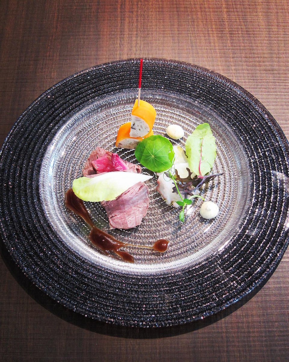 yasuko_2010's tweet photo. 先日のランチ。
写真はないけどスープは栗🌰だった。
お料理の雰囲気が変わったなぁ。
#lunch #french #horsdoeuvres #octopus #beef #chicken #soup #chestnut #nage #scabbardfish #terrine #scallops #carbonnade #beefcheeks #sousvide #pork #coffee #dessert #tarttatin #caramelsauce https://t.co/u9tsWgW5h9