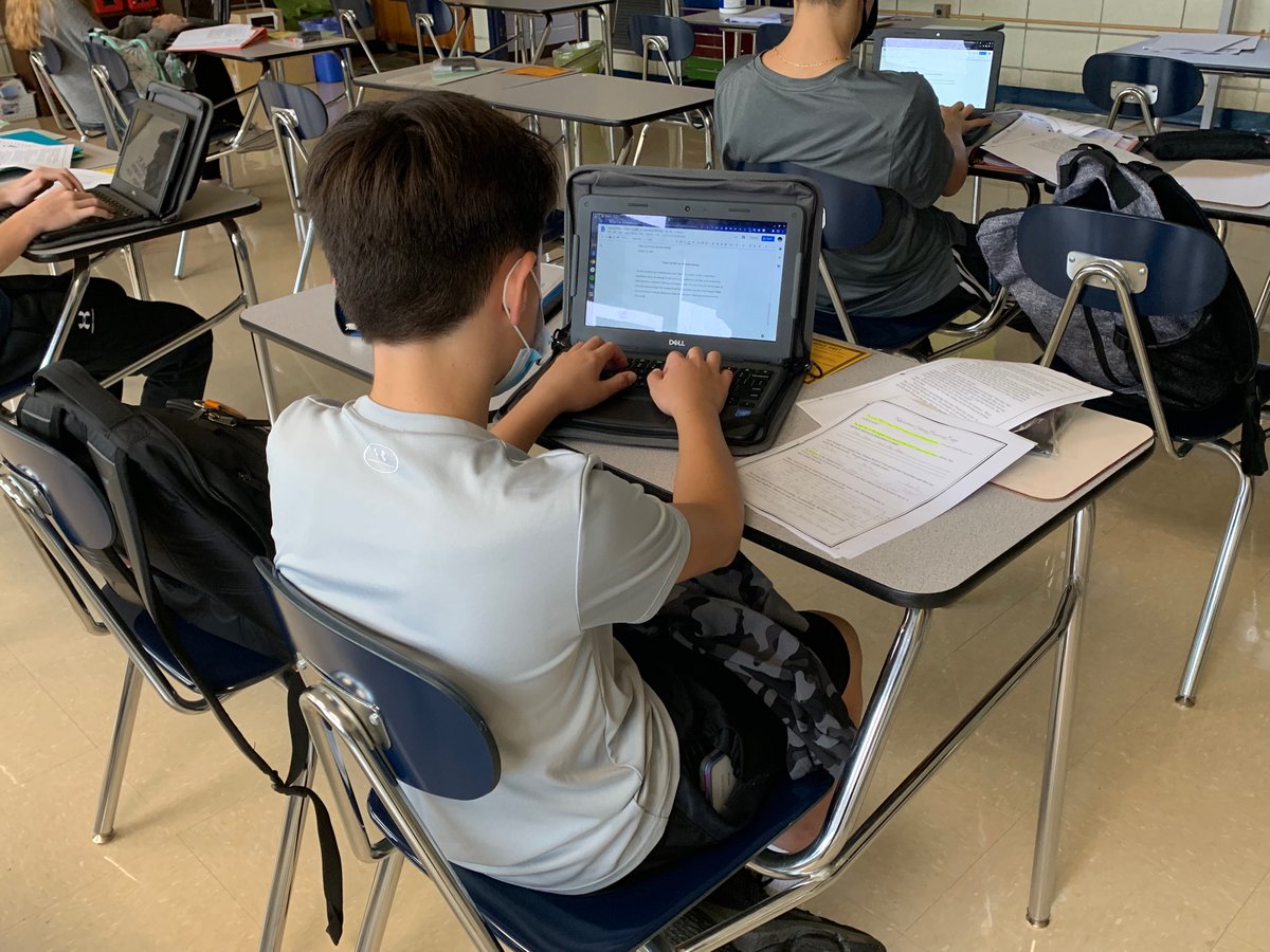 RodasReadingRox's tweet photo. Check out these Narrative writers using their "tools" to help guide their writing!✏️📝
Jammies + music + writing = a perfect Friday in Room 2! https://t.co/zkWi2g3hxa