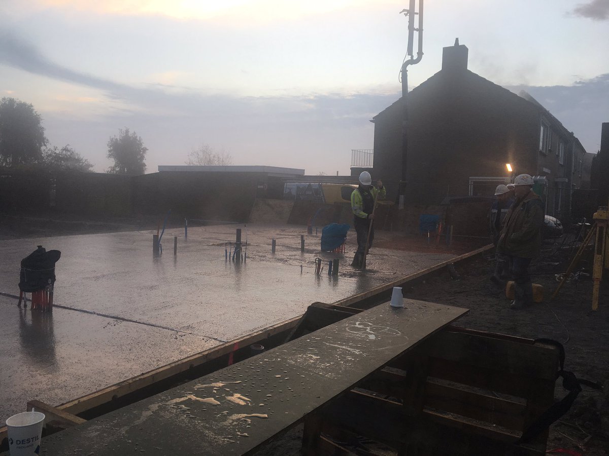 ErwindePoorter's tweet photo. Nye Uus Biggekerke moderne stijl Beganegrondvloer in het werk gestort voorzien van alle leidingwerk incl vloerverwarming op ondernet en monolitisch afgewerkt In 1 x klaar Hierna prefabwoning monteren en droge afbouw Lets go for iT @FraanjeBouw https://t.co/R45gvGhugi