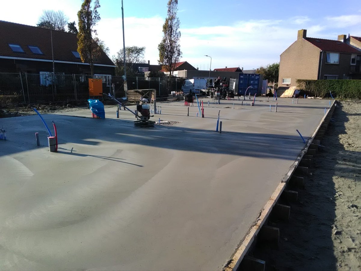 Nye Uus Biggekerke moderne stijl Beganegrondvloer in het werk gestort voorzien van alle leidingwerk incl vloerverwarming op ondernet en monolitisch afgewerkt In 1 x klaar Hierna prefabwoning monteren en droge afbouw Lets go for iT <a href="/FraanjeBouw/">Fraanje B.V.</a>