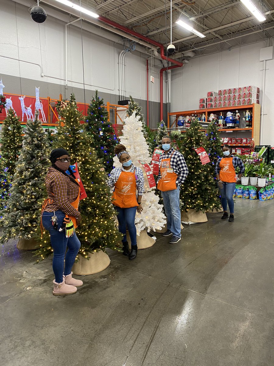 It’s Flannel Friday in the gardens! The cashiers are out and excited & everyone, pro associates, service desk associates and ASMs are decked out! #CAM #NYMAces
