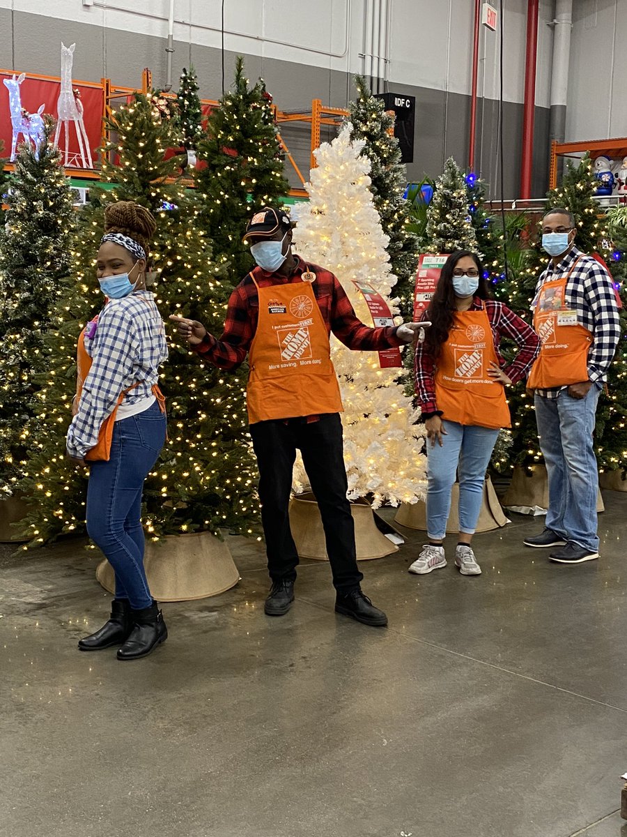 keble2004's tweet photo. It’s Flannel Friday in the gardens! The cashiers are out and excited &amp; everyone, pro associates, service desk associates and ASMs are decked out! #CAM #NYMAces https://t.co/GlZw0N4zmy