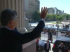 DeFrenteOK's tweet photo. Según Macri ya no gobernaba cuando su flamante ministro Hernán Lacunza anunció, el 28 de agosto, su propuesta de “reperfilamiento” de la deuda que no era más que el rescate de bonos de próximo vencimiento.
Continua leyendo en: https://t.co/xkoSfn2gtX https://t.co/rbGbdKyLXg
