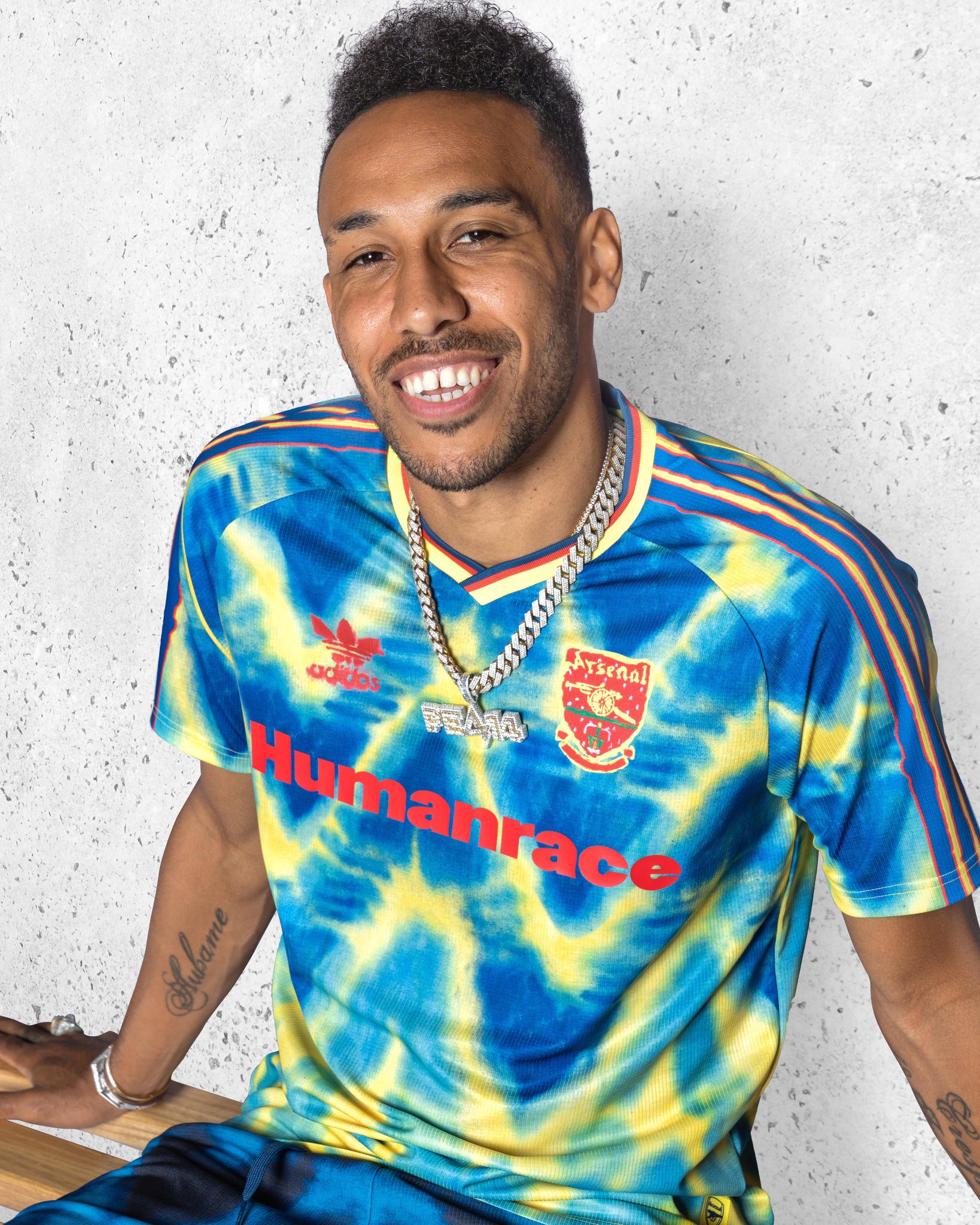 PL Brasil on X Nao e so estilo Arsenal e Manchester United divulgaram suas novas camisas que fazem parte da colecao Human Race uma colaboracao entre a Adidas e o cantor Pharell