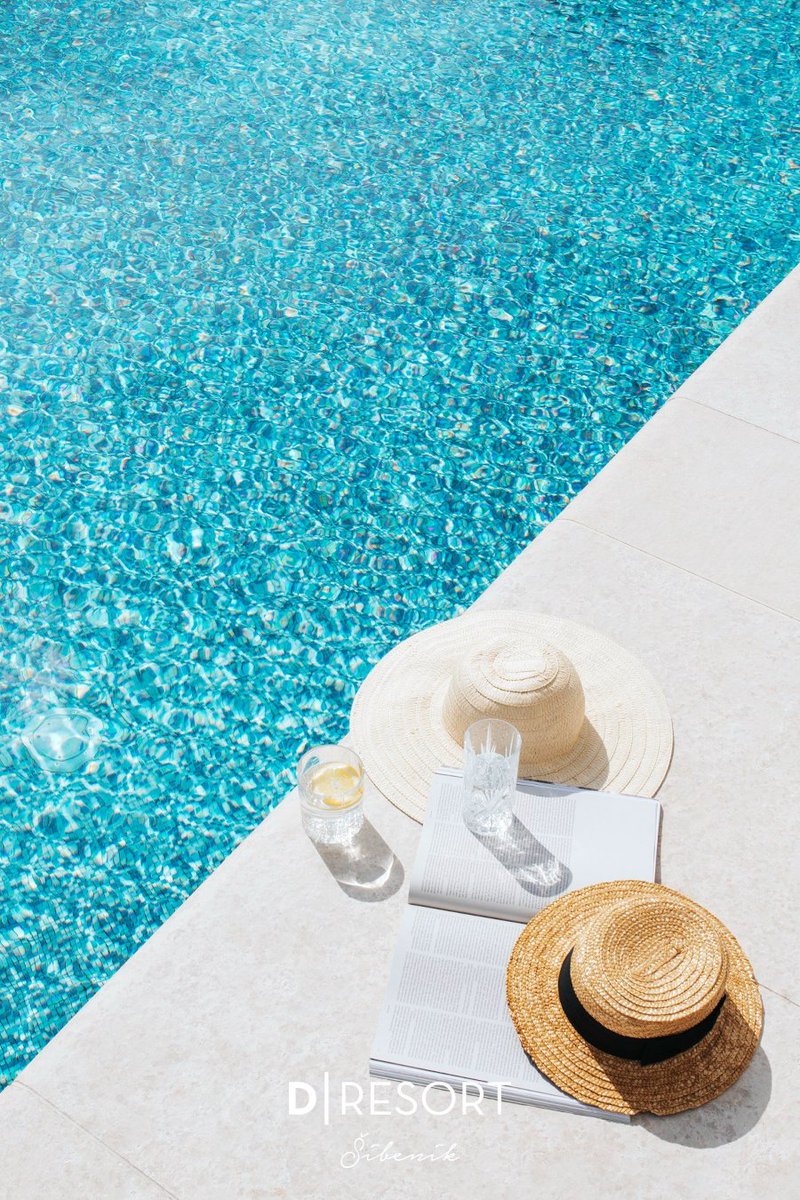 What better way of spending your weekend than by the pool with a good book and a glass of lemonade! 👒