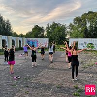 BBeckysbootcamp's tweet photo. Fit Me dance, een combinatie van #dansen, #pilates en #yoga! Meld je aan voor een gratis #proefles! Lekker #buitensporten, #veilig en #effectief! #beckysbootcamp https://t.co/PKsXI4Az6Q