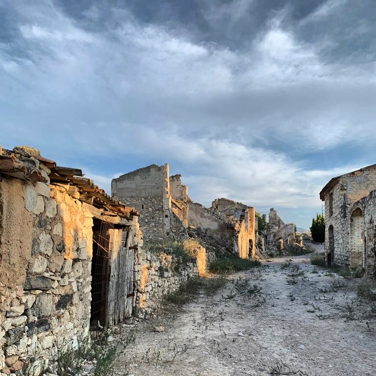 CellerFrisach's tweet photo. Poble Vell de Corbera d'Ebre, caminar per n'estos carrers on hi hauríem d'entrar descalços. La Batalla de la memòria. #CorBeraDEbre #PobleVell #TerraAlta #ParadisNaturaL #FrisachSangDeCorb #lovifasang #LoViDeCorBerA #OrgaNicFarminG https://t.co/gV30WbRCqU