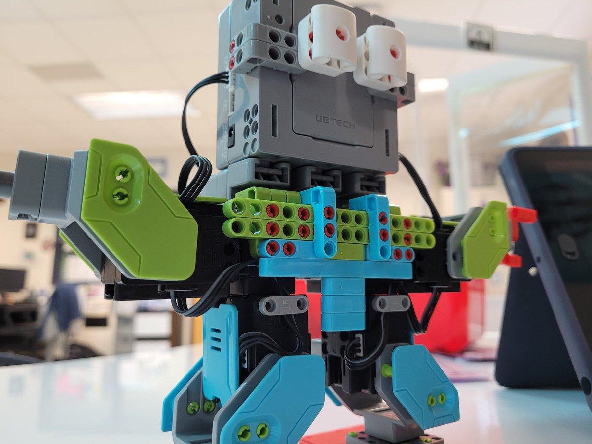 MrsPruenteCCE's tweet image. The Bots are back in town! 
My mathematicians have worked so hard this week,  they earned the last five minutes of fun Friday with robots and block coding! 
#CodingAtTheCastle
#midwaystrong 
#CCEstrong 
@CastlemanCreek 
@MidwayISD 
@MISDFoundation