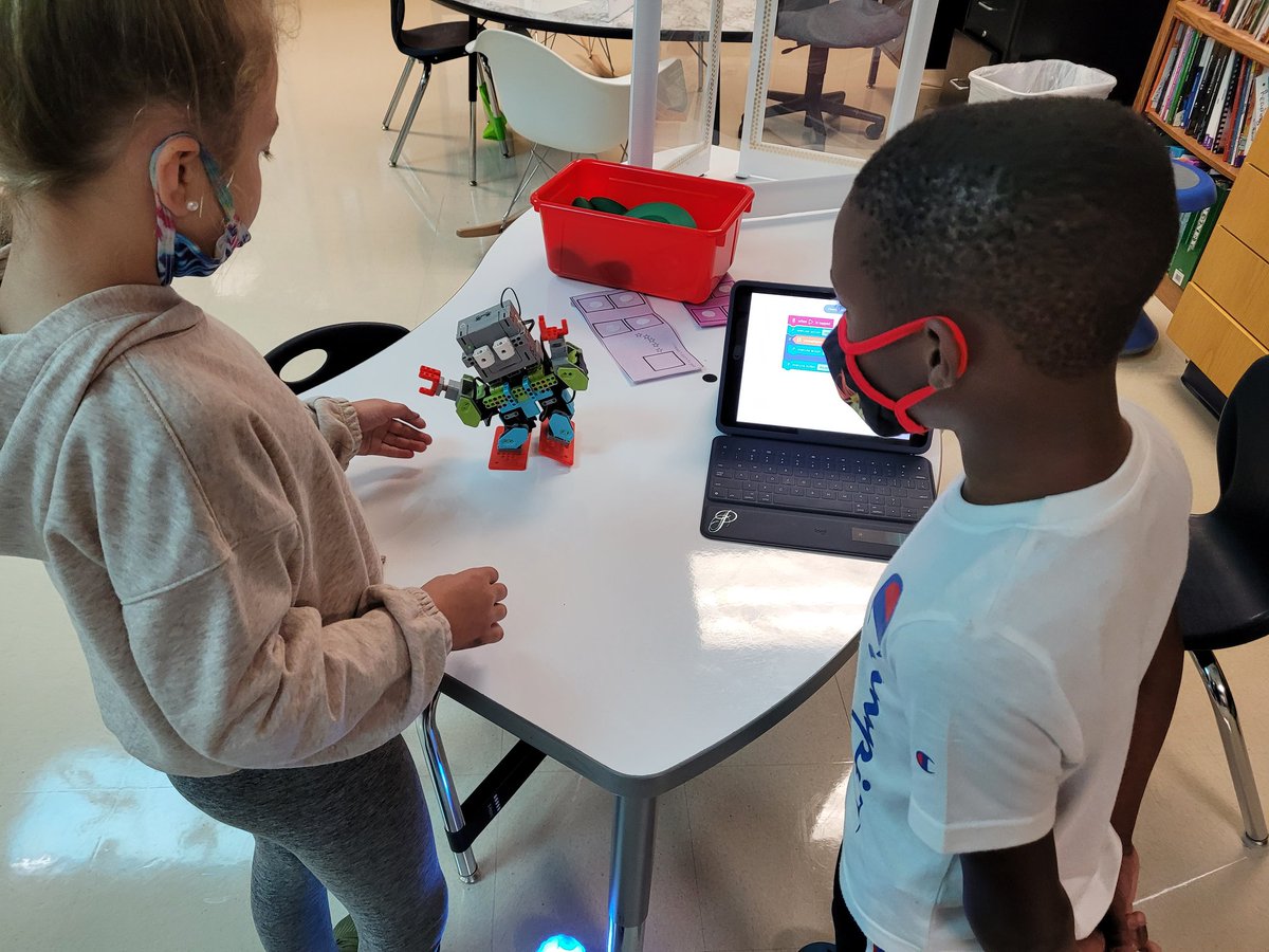 MrsPruenteCCE's tweet image. The Bots are back in town! 
My mathematicians have worked so hard this week,  they earned the last five minutes of fun Friday with robots and block coding! 
#CodingAtTheCastle
#midwaystrong 
#CCEstrong 
@CastlemanCreek 
@MidwayISD 
@MISDFoundation