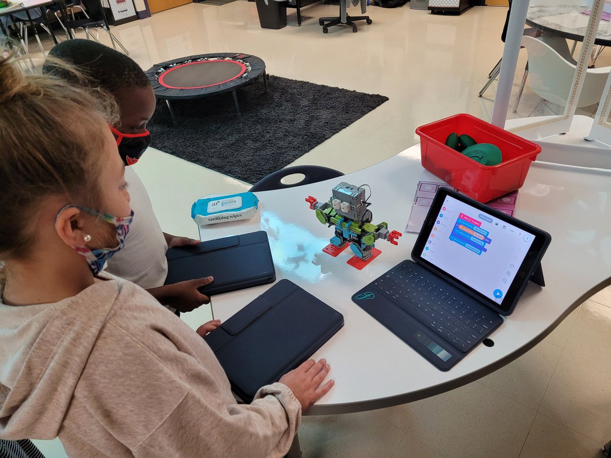 MrsPruenteCCE's tweet image. The Bots are back in town! 
My mathematicians have worked so hard this week,  they earned the last five minutes of fun Friday with robots and block coding! 
#CodingAtTheCastle
#midwaystrong 
#CCEstrong 
@CastlemanCreek 
@MidwayISD 
@MISDFoundation