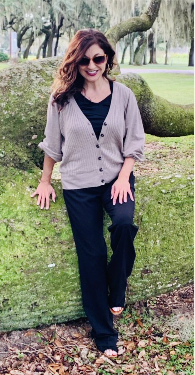 Jackie_Hovorka's tweet photo. Instead of “stop and smell the roses”, how about “stop and touch the really old cypress trees?” 🍃
#writingconvention #WritingLife #writingcommunity https://t.co/tQm8FXRpmf