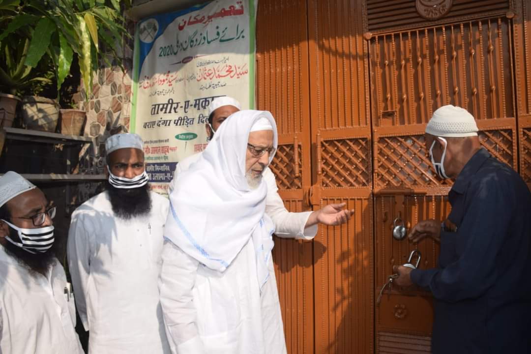 JamiatUlama_in's tweet photo. JUH President Maualna M Usman Mansoorpuri handing over the key of newly constructed houses to Delhi riot victims &amp; inaugurated riot torn Tayyibah Masjid in Karawal Nagar, NE Delhi. It must be noted Jamiat has reconstructed 156 houses, 139 shops &amp; 10 mosques. https://t.co/MXIOlpRkRU