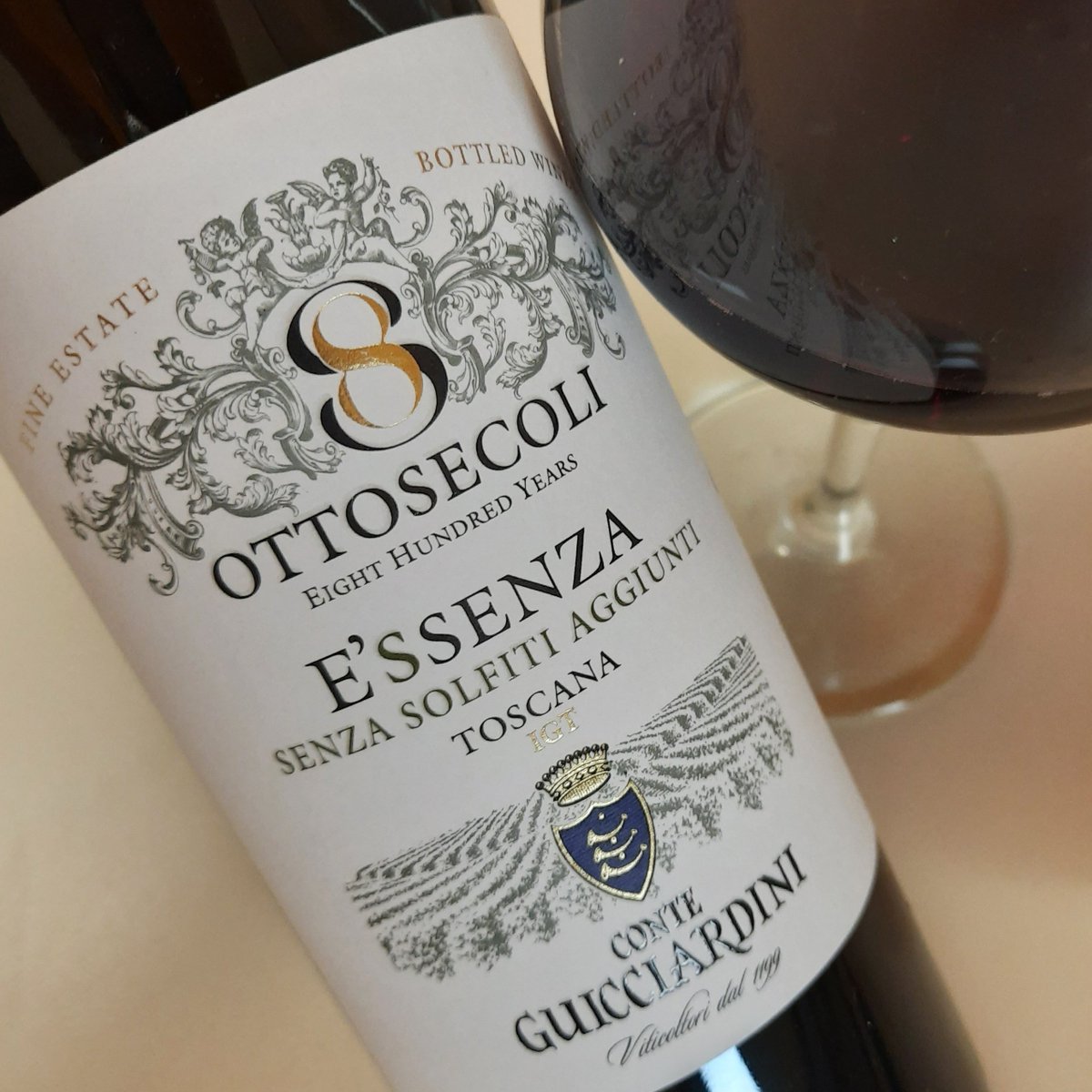 gui1199's tweet image. L'autunno regala scenari ideali per godersi un buon calice! 🍂🍷 Tra i 30 consigli di @IOdonna anche il nostro E'ssenza 👉iodonna.it/lifestyle/gall…