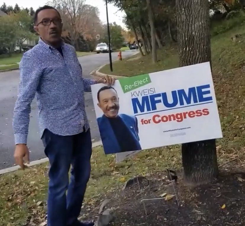 kimKBaltimore's tweet photo. If you head over to my opponent’s Facebook page you will see a video of Mfume trying to force a yard sign into a tree stump.

This is what a candidate that actually hasn’t been out canvassing for decades looks like.

Try the grass @Mfume4Congress https://t.co/OuMZmYAVbL