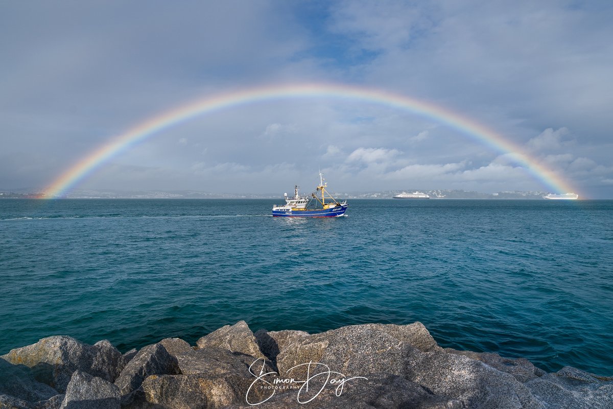A lovely afternoon bimble around #Brixham, #Devon. This was a perfectly timed Trawler BM110 passing through the centre of the Rainbow. 

#BoostTorbay #LoveDevon #DevonLife
