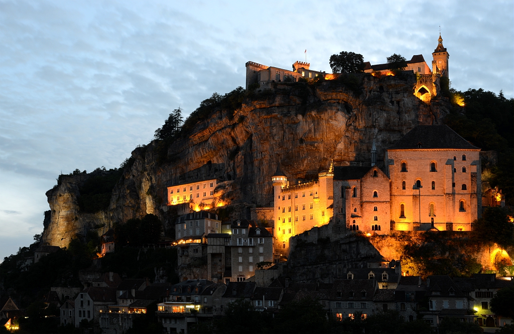 🤩 Rocamadour de nuit... quel adjectif utiliseriez-vous ? Bon week-end à tous ! #VoyageOccitanie