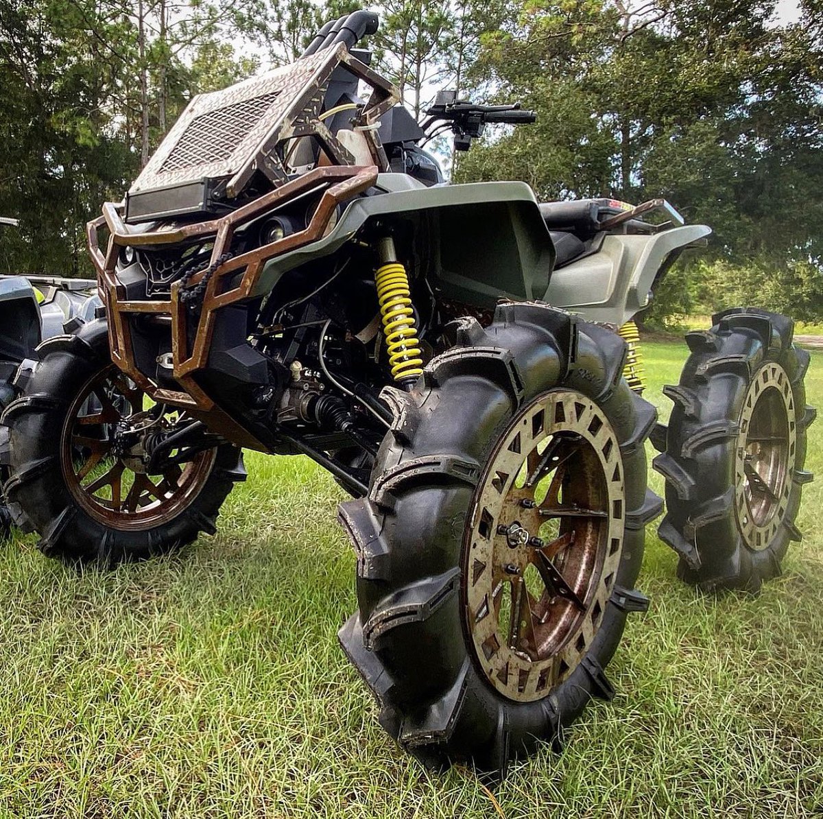 superatvtweet's tweet photo. 😍 One of the sexiest #Outty’s comes straight out of @theswampranch built by @koltgene on a set of 37” #AssassinatorTires! 🤘😎🔥 #QuadLife #TGIF #LetsRide
#superatv #satv #satvnation #canam #canamoutlander #renegade #atv #quad #swamplife #mudding #mudtires #liftkit #nators https://t.co/DmMy2s58S1