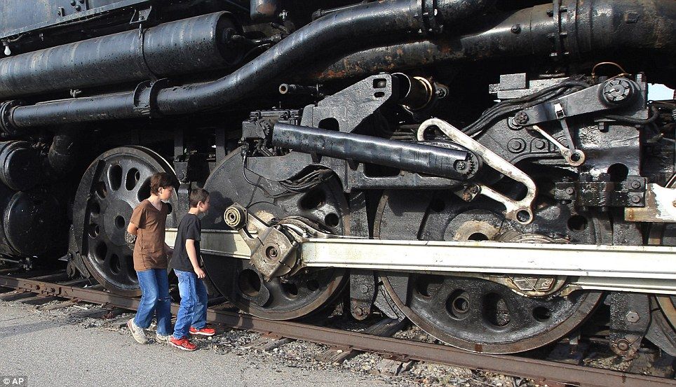 Big Boy sera plus lourd, plus long, plus puissant que toutes les autres locomotives vapeur existantes : 2 fois plus long, 2 fois plus lourd et d'une puissance à arracher les rails : 5000 cv ! Là aussi le double de bien d'autres
