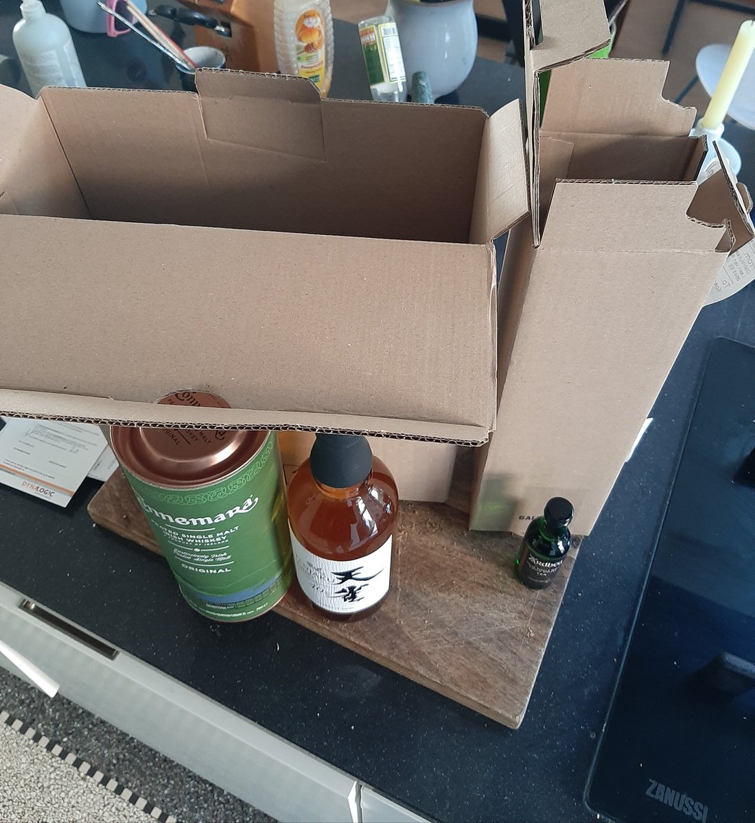 KoendeSWaaf's tweet photo. @GallNL voordelig besteld bij Wilde Whisky Dagen 👍 Een 5cl flesje hoeft volgende keer alleen niet in een veel te grote doos apart verstuurd te worden. #milieubewust 😇 https://t.co/Wo4sBRFeoK